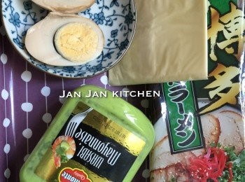 step1: 預備材料。拉麵、雜豆加入滾水煮3分鐘。