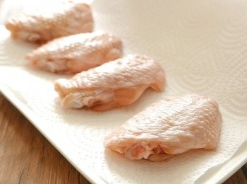 step2: 撈起<a href="https://bit.ly/3zHU5V3" target="_blank" data-keyword="雞翼" class="guide-link"><strong>雞翼</strong></a> <span style="display:inline-block;vertical-align:middle;margin-top:-3px;color:initial;border-radius:3px;padding:2px 3px;font-size:12px;line-height:14px;background:#87d300;color:#fff;">即買</span> ，浸入冰水至降溫，以廚紙把<a href="https://bit.ly/3zHU5V3" target="_blank" data-keyword="雞翼" class="guide-link"><strong>雞翼</strong></a> <span style="display:inline-block;vertical-align:middle;margin-top:-3px;color:initial;border-radius:3px;padding:2px 3px;font-size:12px;line-height:14px;background:#87d300;color:#fff;">即買</span> 印乾。