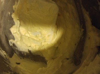 step2: 將軟芝士打成cream