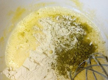 step3: 將篩過的粉類一次性加入，攪拌至粉末消失即可。