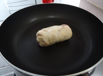 step6: 用平底鑊燒熱油，放進雞卷， 下小許鹽及黑椒煎至金黃便可切開上碟。(如愛清淡此步驟可免)