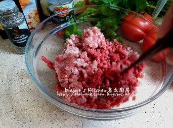 step1: 免治牛肉碎及豬肉碎放入大碗內加少許鹽 , 黑胡椒碎拌勻醃30分鐘