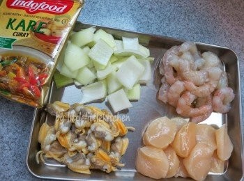 step3: 切好洋蔥、蝦肉和帶子，蜆用水煮至開口起肉