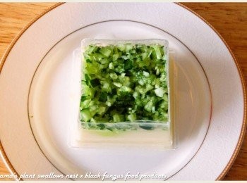 step3: 小黃瓜洗淨後，分切成小丁狀，平舖疊放在芙蓉豆腐的上層。