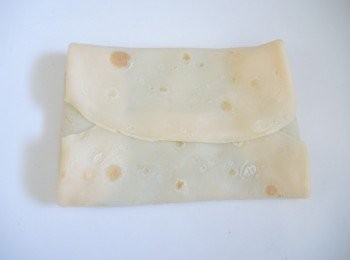 step9: 再包上下壓實開口，這樣的餅皮煎時不會脹爆彈開