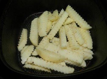 step1: 馬鈴薯切好調味後，入氣炸鍋，120度15分，200度5分