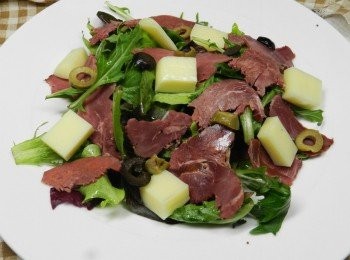 step10: 然後撒上切片的黑橄欖跟綠橄欖