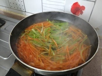 step5: 甘筍絲及西芹絲出水30秒，撈起沖食用冷水，瀝乾備用。