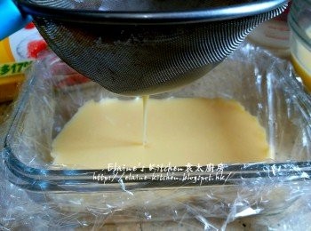 step2: 器皿放上保鮮紙 , 將豆漿蛋液用篩網隔去多餘泡沫及雜質