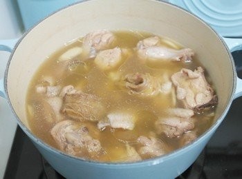 step4: 開蓋將鮑魚放入續煮約10分鐘即完成。