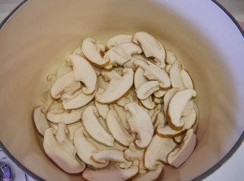 step3: *香菇切片鋪於下層~  
*然後是大白菜切大塊，白蘿蔔切塊~