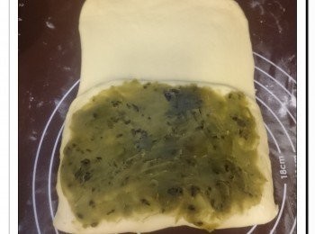 step5: 把下面1/向上摺, 再塗上紅豆綠茶餡。把上面1/3向下摺, 按實收口。用保鮮紙包好, 放入雪櫃鬆弛15分鐘。