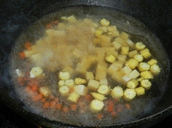 step3: 煮滾之後，加入切好的蔬菜與豆腐，煮約5分鐘