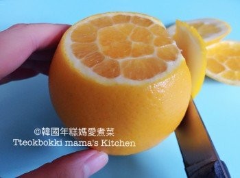 step1: 將橙的頂部和底部切走，小心由上至下將橙皮切去。