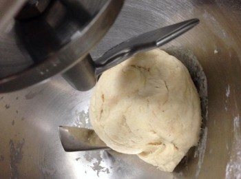 step1: 中種：酵母 2.5 g , 室溫水 200 g , 麥芽精 1 g ,  高筋麵粉 350g 
如用 stand mixer 用中速攪勻 , 表面有薄膜就可以
如果用麵包機用 烏龍麵 程式就可以 , 如果一次未能有薄膜 , 可以跑多一次就可以
大網盤刷薄薄一層牛油 , 放入以上麵糰 , 包保鮮紙 , 放入雪櫃 4 - 10 小時
( 如果要放 12 小時以上 , 酵母要減一半 , 留番剩下既酵母放係主麵糰 ,  最多只可以雪 24 小時 )