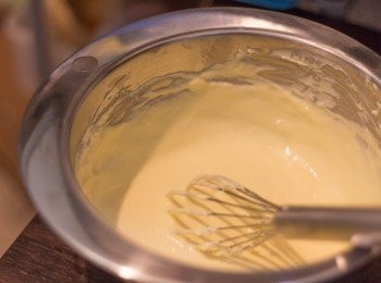 step3: 芝士蛋糕漿部份：　分兩三次加入雞蛋打勻，之後加入檸檬汁打勻備用