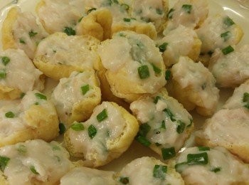 step4: 將墨魚膠釀入豆腐卜備用。