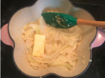 step3: 加入牛油炒香。