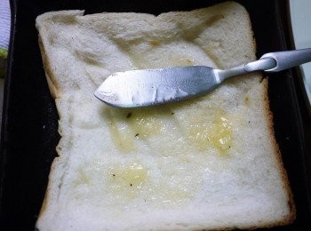 step5: 接著塗上奶油