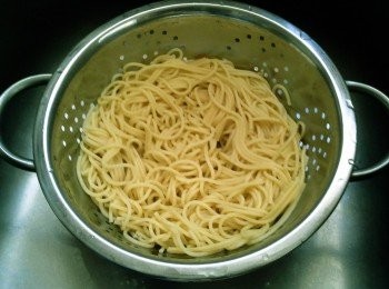 step2: 燒熱一鍋水，加少許糖和生油，放進意粉煮
大約5－6分鐘，撈起，瀝乾水放一旁。待用。