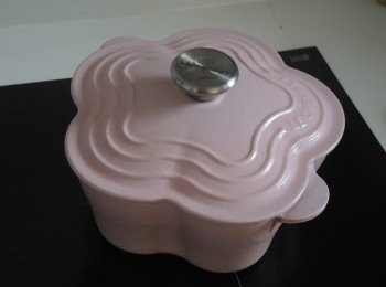step3: 在另一鍋內，放入所有<span class="group_2">鹵水汁</span>材料大火煮滾，放入乳鴿轉中火加蓋煮12分鐘，熄火浸焗半小時。