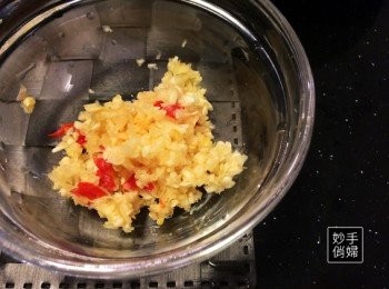 step3: 我喜歡用調理機把蒜末辣椒一起混著打碎~
這樣嗆辣的味道比較不會像用切的直衝鼻子很難受~