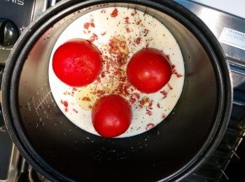 step5: 蕃茄，倒轉放入飯煲中。