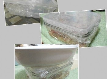 step6: 以下是我的壓肉方式:
預備一個保鮮盒底部需包上保鮮膜，放入已載肉的保鮮盒內然後包上保鮮膜，再疊上厚瓷碟然後冷藏約1小時待凝固。