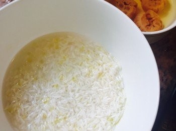 step1: 米洗淨後放少許水，再加兩滴油拌匀然後浸半小時。瑤柱過水後用清水浸軟。