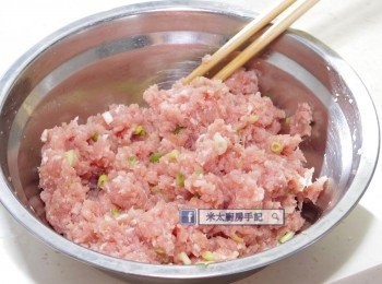 step1: 將豬肉拌入<span class="group_2">醃料</span>拌勻，然後分幾次逐少加入水分，用筷子打圈拌勻，共加入大約2湯匙水。醃15分鐘。