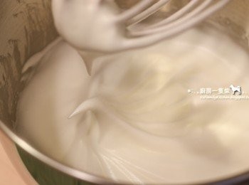 step6: 再加入剩下的細砂糖、檸檬汁，將蛋白打至提起攪拌器，尾端略彎的濕性接近硬性發泡的狀態。