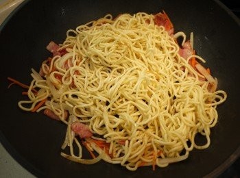 step4: 炒至洋蔥及紅蘿蔔變軟即可加入油麵拌炒至麵條鬆散