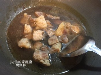 step3: 先加入1大碗水，再加入鹽、醬油、蠔油、酒，薑末、蒜末，蓋過<span class="group_1">食材</span>的水，以中火燒5分鐘後，加入紅蘿蔔塊、杏鮑菇塊ㄧ起再煮至湯汁剩一飯碗左右