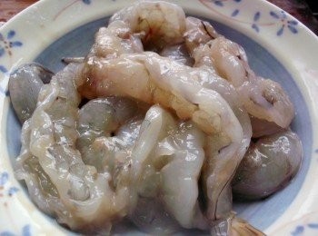 step1: 撥好蝦仁取出腸泥，所有<span class="group_1">蔬菜</span>洗淨切適當大小