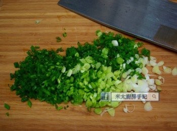step1: 青蔥洗淨，抹乾水分，切幼粒。
