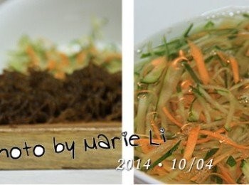 step3: 把浸泡過鹽巴的小黃瓜絲和紅蘿蔔絲
用冷開水沖洗掉鹽分，備用。

這道涼拌菜捨棄了不必要的調味料
決定以別緻的<span class="group_1">食材</span>來取代
於是使用了《柚子醬》的天然果酸
取代一般涼拌菜使用的醋
以《蜂蜜》來取代精製砂糖的甜。

※《柚子醬》是使用自製的：黃金蜂蜜香柚果醬
※《蜂蜜》使用的是：蜂王咸豐草蜂蜜