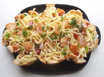 step6: 最後再放上乳酪絲,蔥花,撒上義式香料粉及黑胡椒粉,送進烤箱以180度c烘烤10分鐘,乳酪烤至金黃色即可出爐。