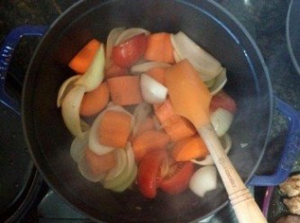 step4: 原鍋下油煮熱後放入甘筍和洋蔥略炒出香味。