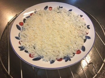 step4: 倒水落鑊煮滾後，放入糯米以大火隔水先蒸 20分鐘， 之後加 2湯匙混合好的椰漿再蒸多10分鐘，然後熄火焗7-8分鐘