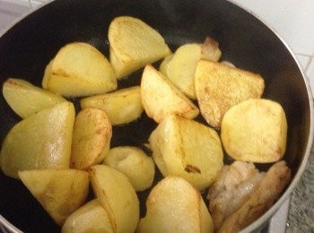 step2: 煎至表皮焦脆便可以取出備用，將香料及咖哩先爆香放入牛腩，薯仔