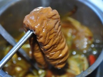 step15: 滷的透徹的大腸，是不是很誘人啊?