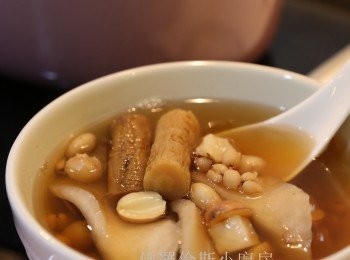 step3: (3) 所有材料放入煲後加水，大水煲滾再中細火煲2小時