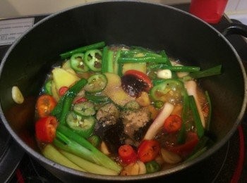step3: 加入米酒、蠔油，豉油及清雞湯。 湯汁滾起後即轉小火。