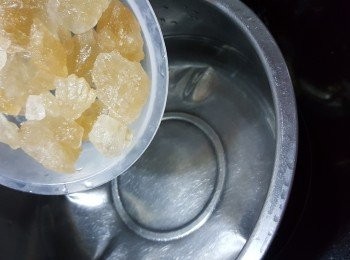 step4: 用1200g水煮滾,加入160g冰糖煮溶灘凍待用(因為要用作冰條及紅豆冰會有加冰,所以冰糖要略為多些,否則冰溶化後會不夠甜)