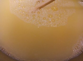 step3: 蛋發混後和水混合,慢慢加入章魚小丸子粉攪成漿,粉漿需話篩一次,之後加入椰菜絲攪混。