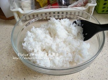 step2: 煮好的飯放入大碗內弄散再待涼1小時
