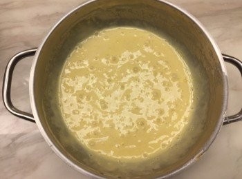 step5: 將1/2的蛋白加入蛋黃麵糊拌勻，再倒回蛋白中拌勻，就是蛋糕麵糊