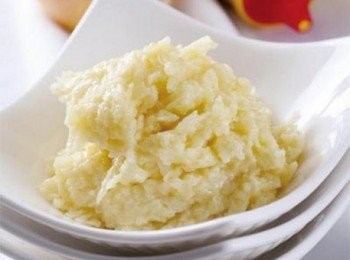 step1: 土豆洗淨去皮，切成片放鍋中煮熟，壓成土豆泥。