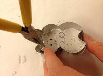 step19: 然後對照草圖折出浣熊的形狀，轉角位可以用鉗折彎，最後兩邊收尾處可用膠紙黏貼。