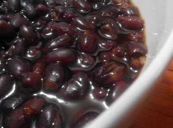 step3: 電鍋跳起，再把紅豆取出看有無軟度適中，若無熟，再放入爐上轉小紅續煮5~10分鐘，冷颼颼的天氣來碗熱呼呼、軟度適中、美味可口的黑糖紅豆湯，連心都暖了起來，感覺好幸福！